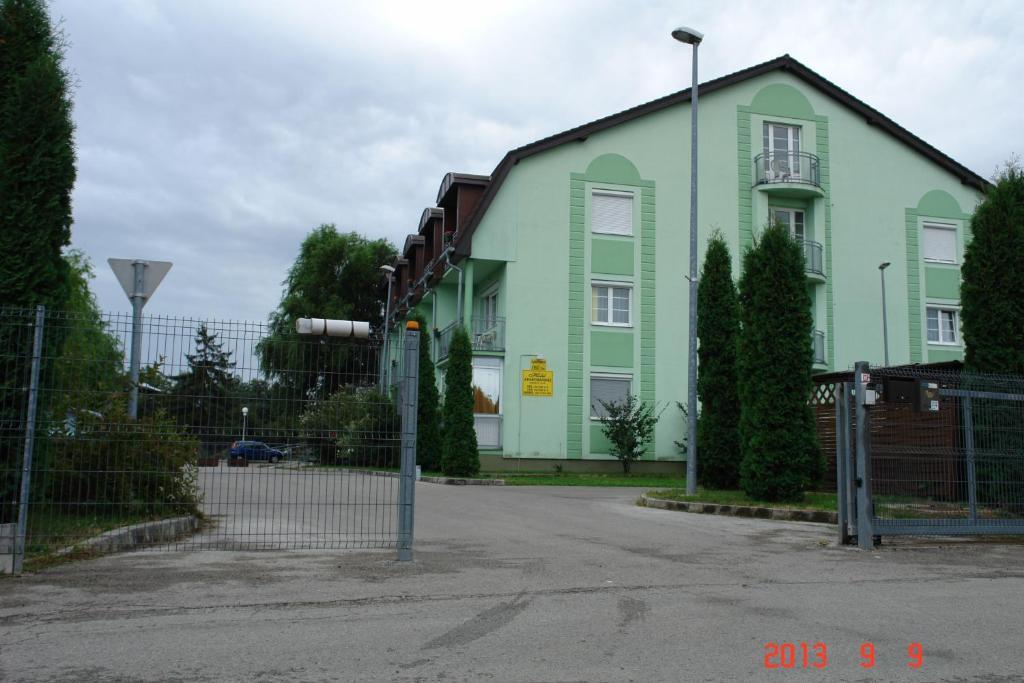 Sárvár Holdlux Apartmanok מראה חיצוני תמונה